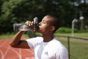 Cómo tomar agua cuando corremos